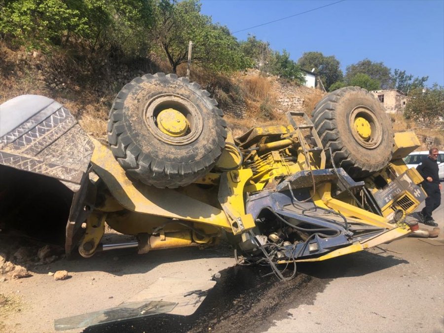 Kayseri'de Devrilen İş Makinesinin Sürücüsü Yaralandı