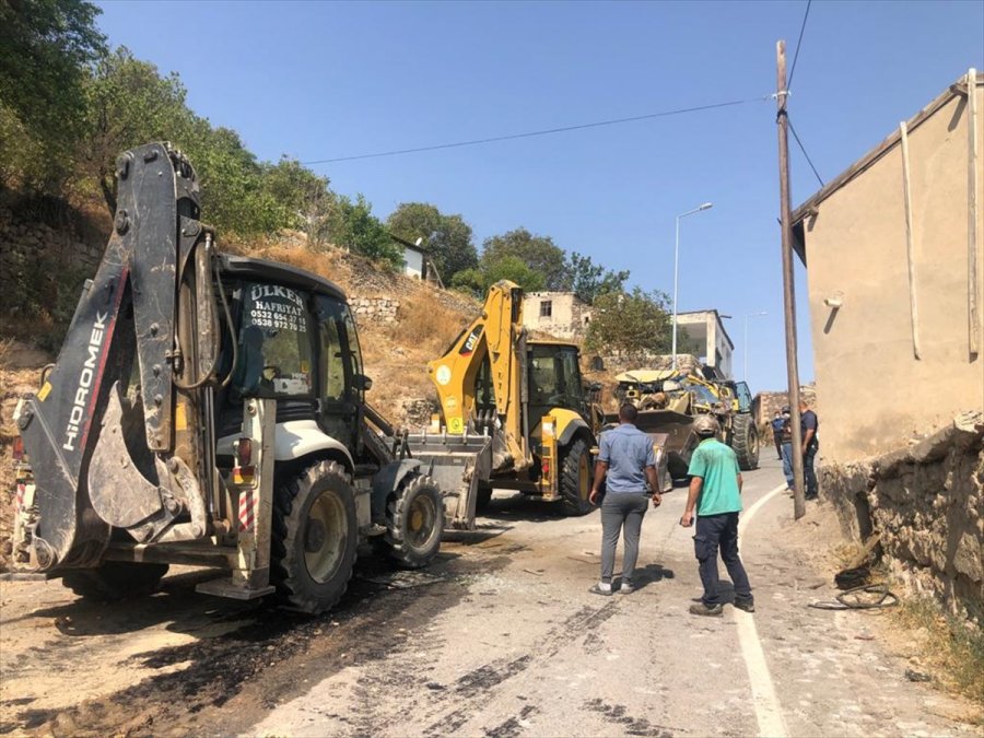 Kayseri'de Devrilen İş Makinesinin Sürücüsü Yaralandı