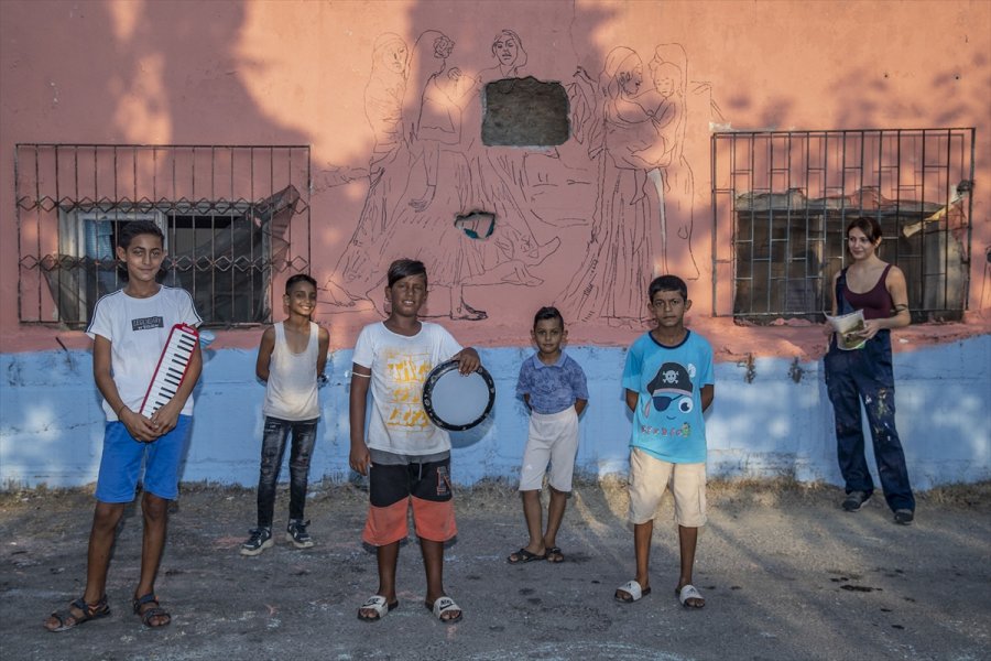 Mersin'de Roman Vatandaşların Yaşadığı Sokaklarda Evlerin Duvarları Renklendiriliyor
