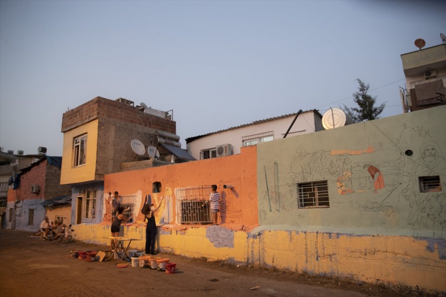 Mersin'de Roman Vatandaşların Yaşadığı Sokaklarda Evlerin Duvarları Renklendiriliyor