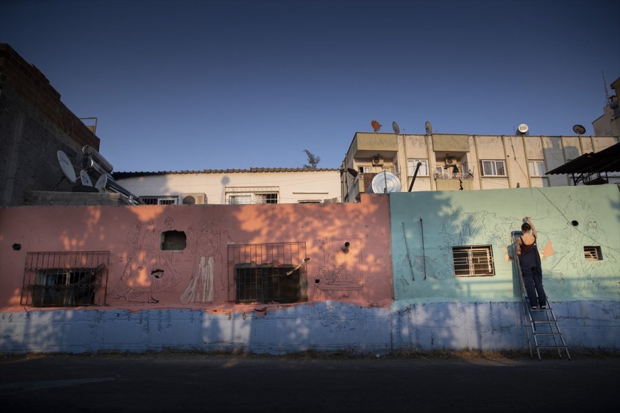 Mersin'de Roman Vatandaşların Yaşadığı Sokaklarda Evlerin Duvarları Renklendiriliyor