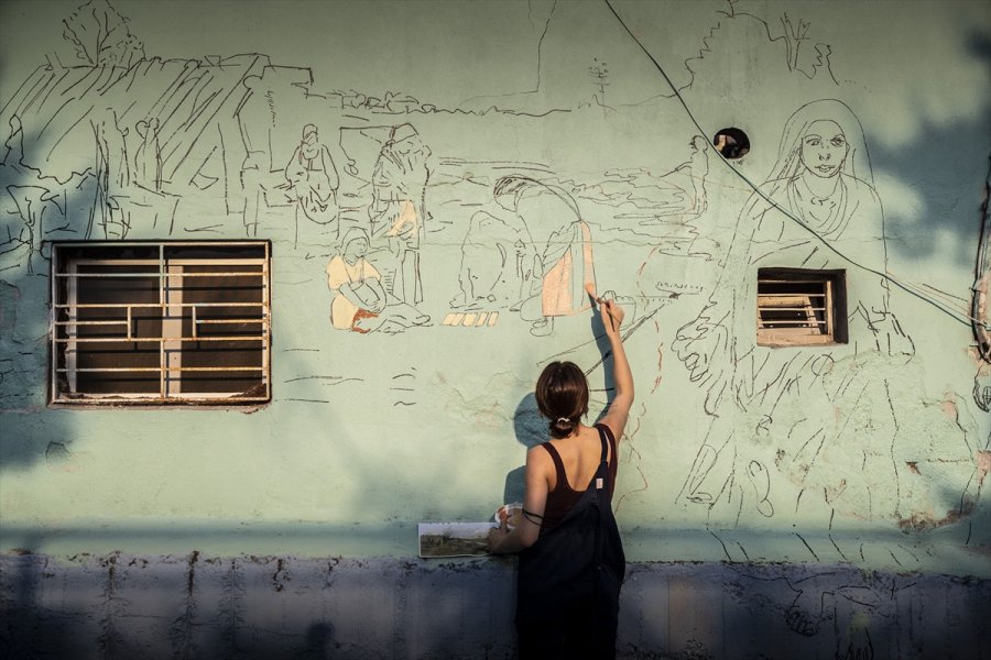 Mersin'de Roman Vatandaşların Yaşadığı Sokaklarda Evlerin Duvarları Renklendiriliyor