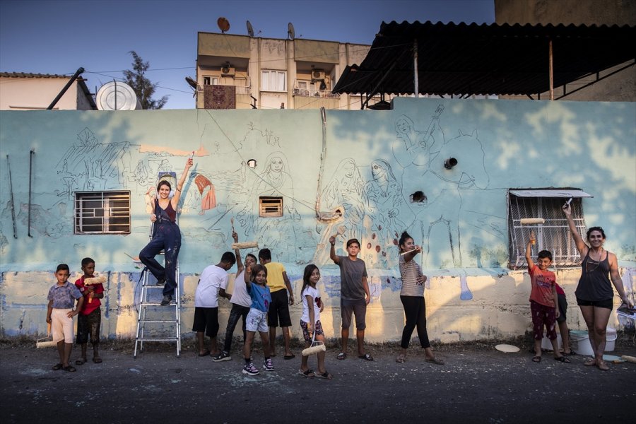 Mersin'de Roman Vatandaşların Yaşadığı Sokaklarda Evlerin Duvarları Renklendiriliyor