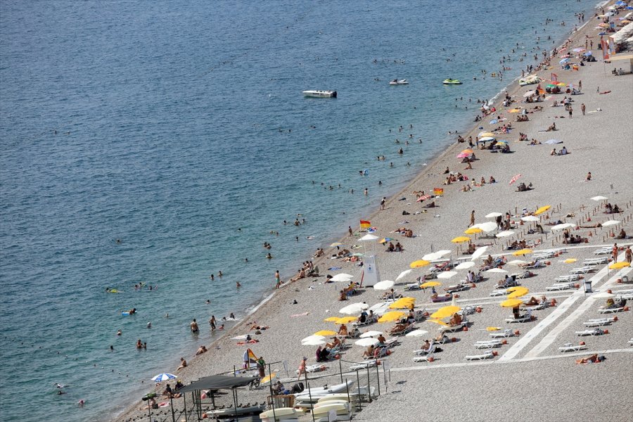 Antalya'da Sıcaktan Bunalan Tatilciler, Sahillerde Yoğunluk Oluşturdu