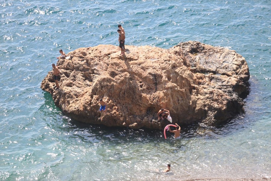 Antalya'da Sıcaktan Bunalan Tatilciler, Sahillerde Yoğunluk Oluşturdu