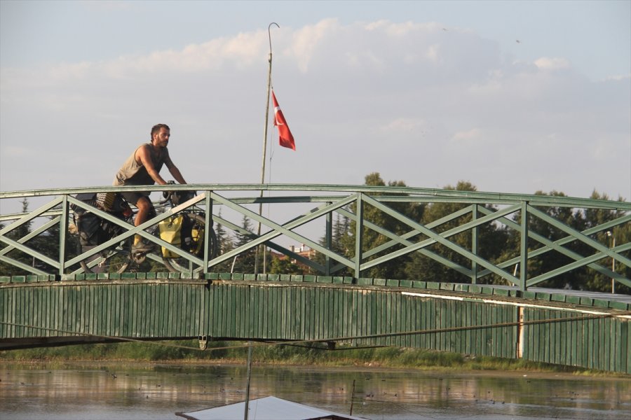 Bisikletiyle Dünya Turuna Çıkan İspanyol Youtuber Miguel Sorell, Beyşehir'de Mola Verdi