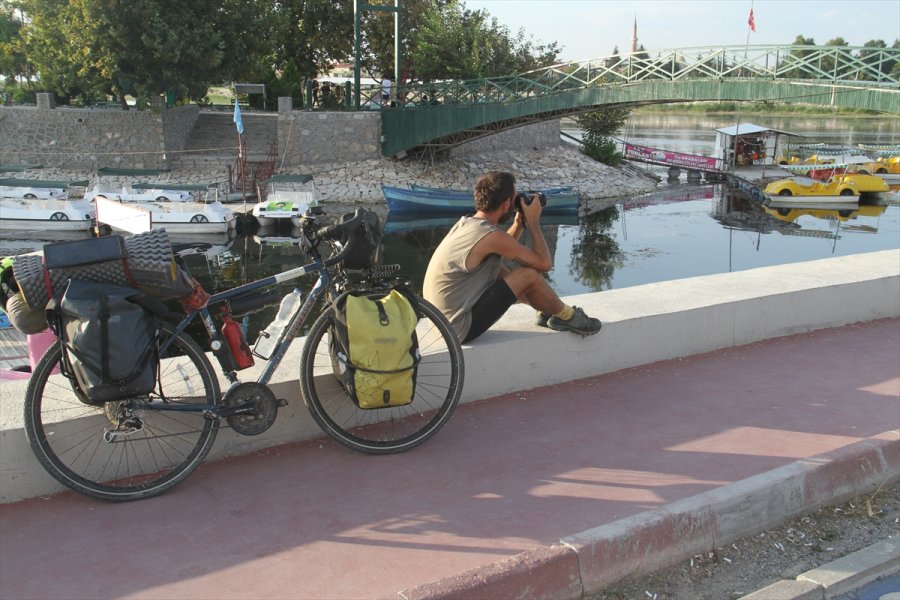 Bisikletiyle Dünya Turuna Çıkan İspanyol Youtuber Miguel Sorell, Beyşehir'de Mola Verdi