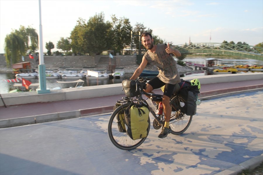 Bisikletiyle Dünya Turuna Çıkan İspanyol Youtuber Miguel Sorell, Beyşehir'de Mola Verdi