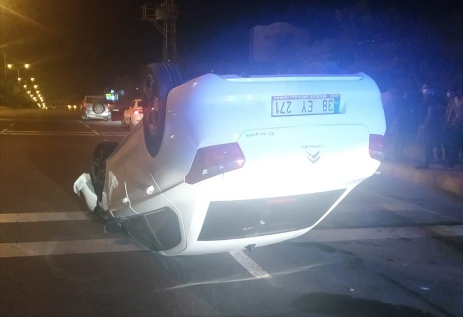 Kayseri'de İki Otomobil Çarpıştı, 1 Kişi Öldü