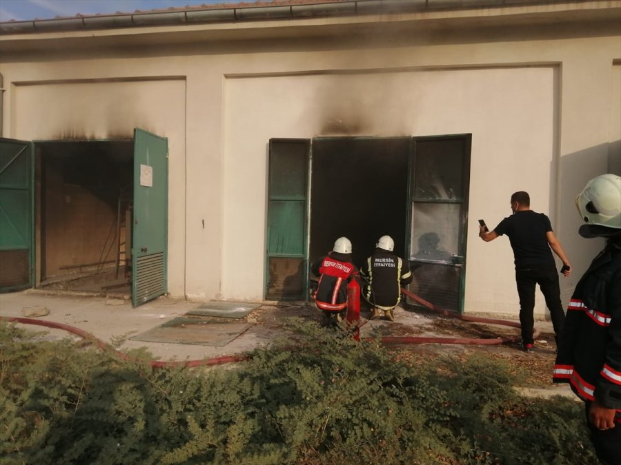 Mersin'de Belediye Tesisinde Çıkan Yangın Söndürüldü