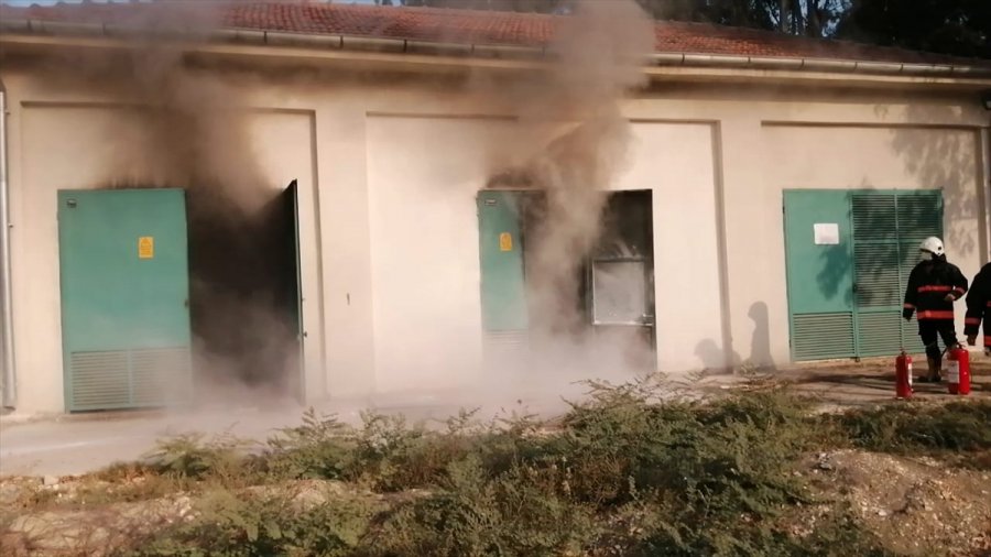 Mersin'de Belediye Tesisinde Çıkan Yangın Söndürüldü