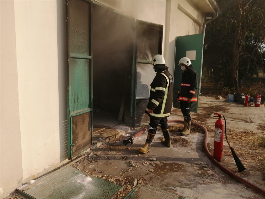Mersin'de Belediye Tesisinde Çıkan Yangın Söndürüldü