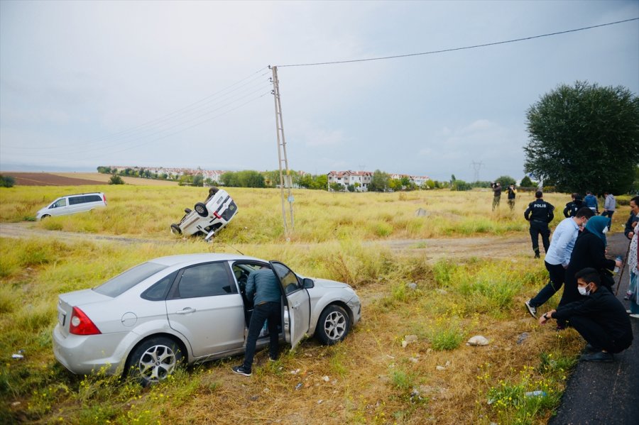 Eskişehir'de Otomobille Çarpışan Hafif Ticari Araçtaki 4 Kişiden Biri Öldü