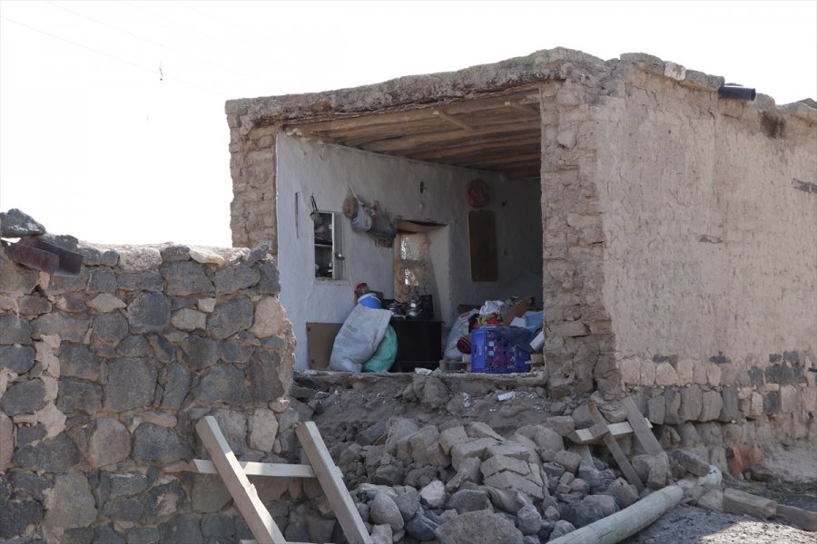 Niğde'deki Depremde 17'si Ağır, 126'sı Hafif 143 Ev Hasar Gördü