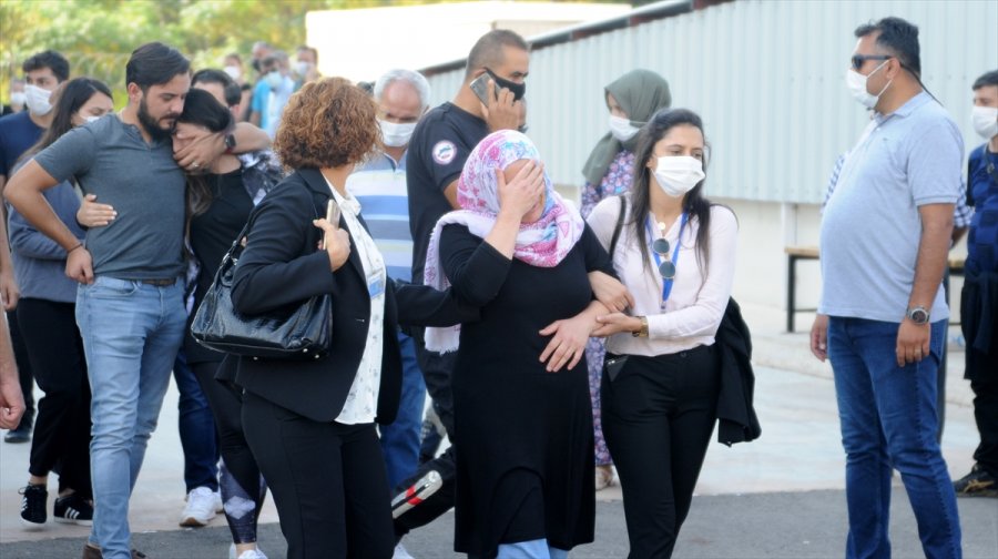 Antalya'da Bariyerlere Çarpan Motosikletteki Polis Şehit Oldu