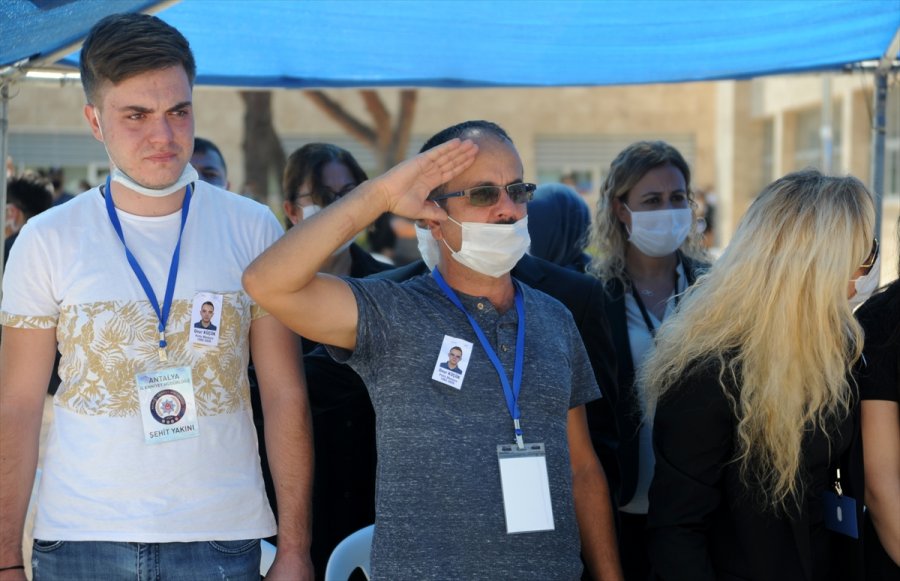 Güncelleme 2 - Antalya'da Bariyerlere Çarpan Motosikletteki Polis Şehit Oldu