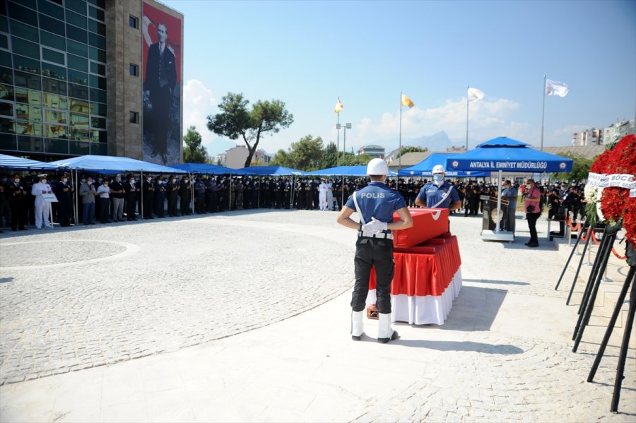 Güncelleme 2 - Antalya'da Bariyerlere Çarpan Motosikletteki Polis Şehit Oldu