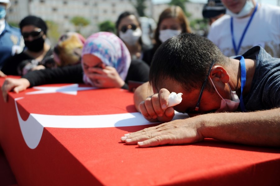 Güncelleme 2 - Antalya'da Bariyerlere Çarpan Motosikletteki Polis Şehit Oldu