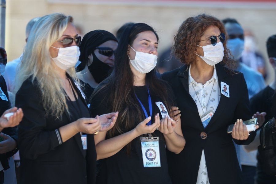 Güncelleme 2 - Antalya'da Bariyerlere Çarpan Motosikletteki Polis Şehit Oldu
