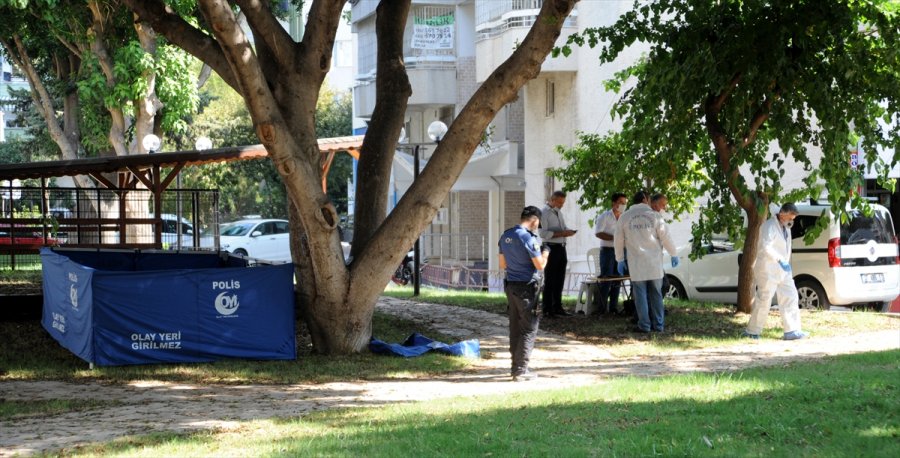 Antalya'da Bir Kişi Parkta Ölü Bulundu