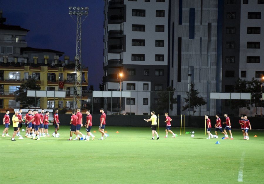 Alanyaspor Teknik Direktörü Atan, Uefa Avrupa Ligi 3. Eleme Turu Maçı İçin Umutlu Konuştu: