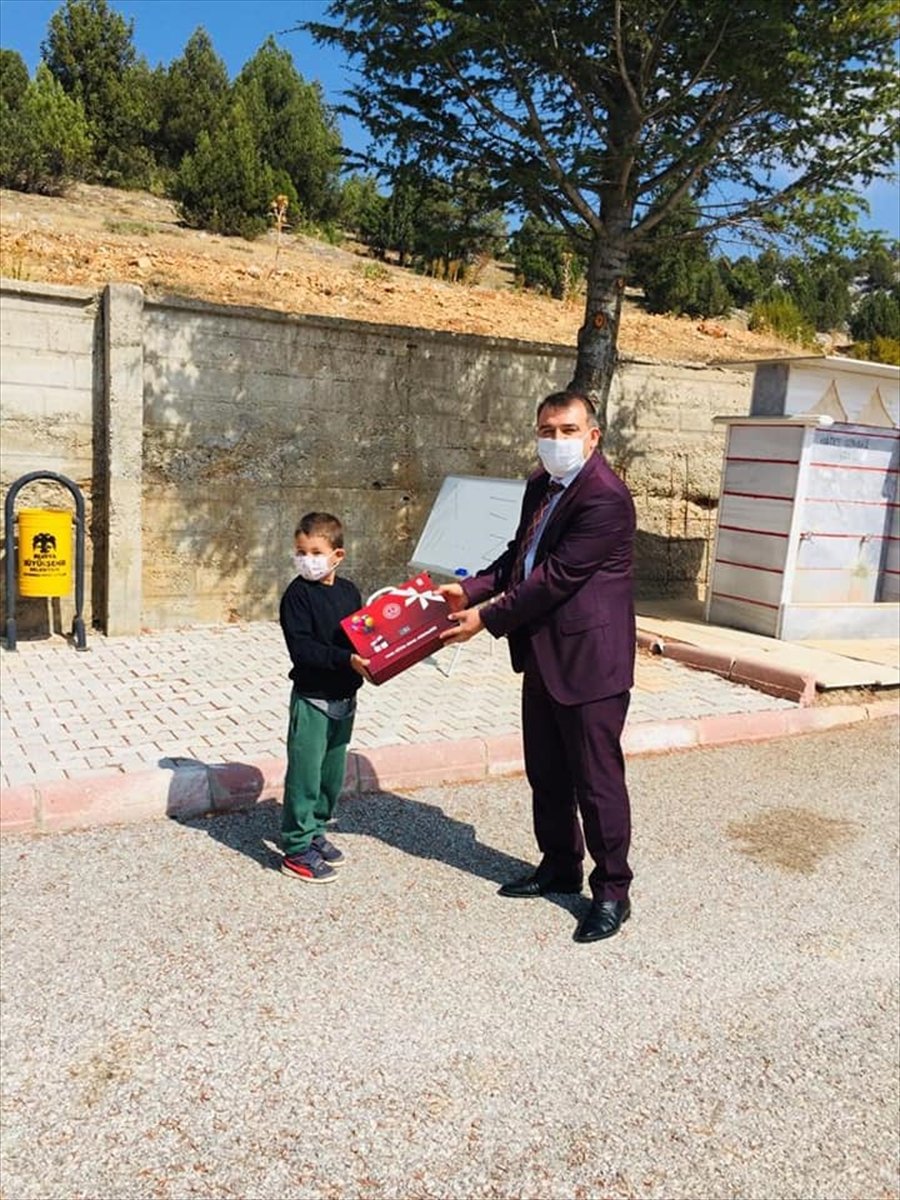 Derebucak Milli Eğitim Müdürü Akçay, Açık Sınıf Uygulayan Öğrencilerle Bir Araya Geldi