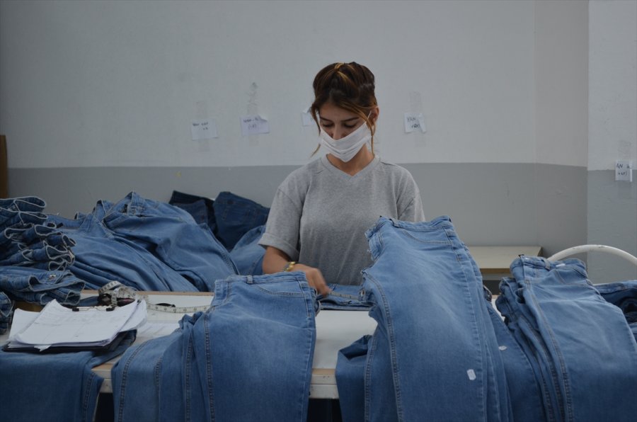 Akdenizli İhracatçılar, Ağustosta 100 Ülkeye Hazır Giyim Ve Konfeksiyon Ürünü Sattı