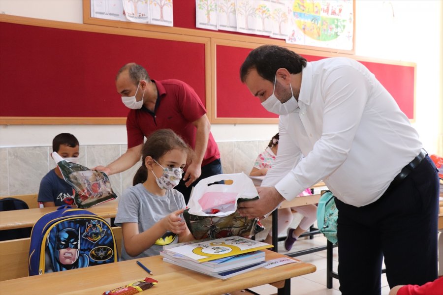 Başkan Özkan, Birinci Sınıf Ve Anaokulu Öğrencilerine Hediyeler Verdi