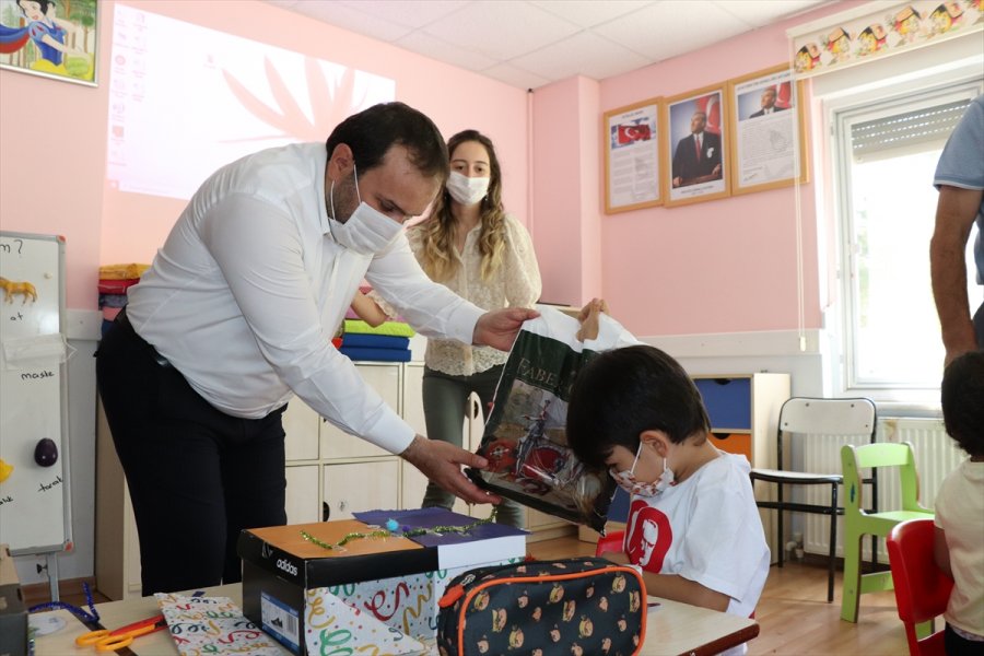 Başkan Özkan, Birinci Sınıf Ve Anaokulu Öğrencilerine Hediyeler Verdi