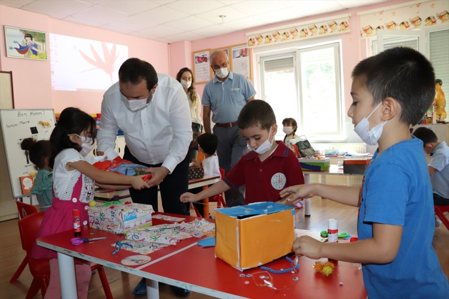 Başkan Özkan, Birinci Sınıf Ve Anaokulu Öğrencilerine Hediyeler Verdi