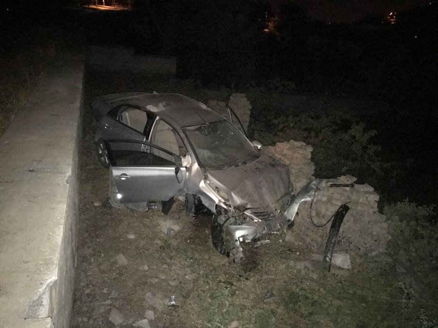 Kayseri'de Otomobil Bahçeye Uçtu, 3 Kişi Yaralandı