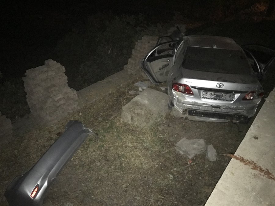 Kayseri'de Otomobil Bahçeye Uçtu, 3 Kişi Yaralandı