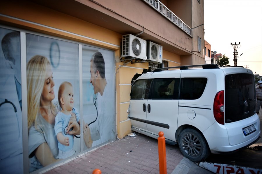 Mersin'de Kontrolden Çıkan Hafif Ticari Araç Sağlık Ocağına Girdi