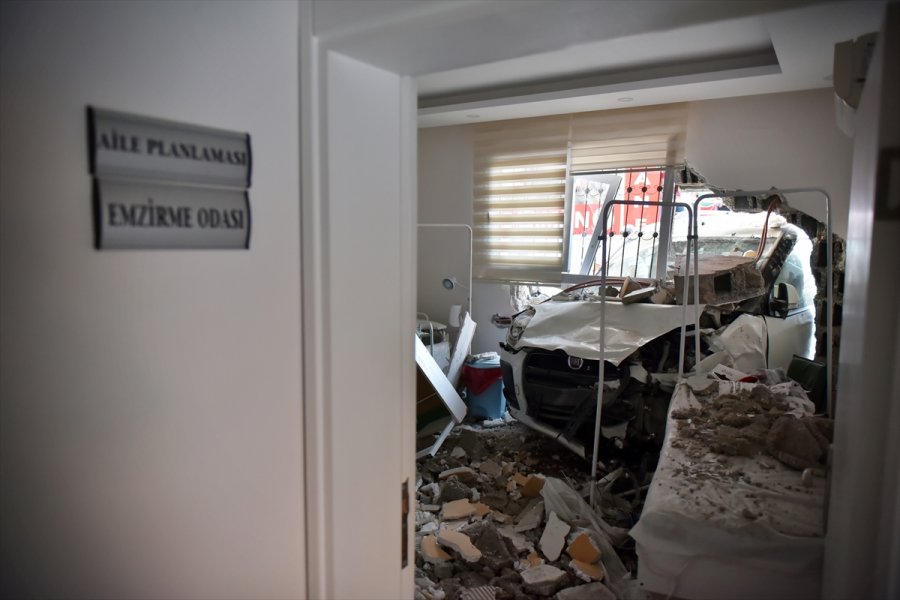 Mersin'de Kontrolden Çıkan Hafif Ticari Araç Sağlık Ocağına Girdi