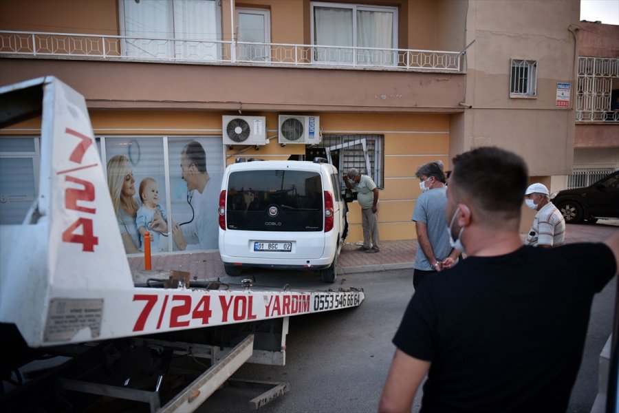 Mersin'de Kontrolden Çıkan Hafif Ticari Araç Sağlık Ocağına Girdi