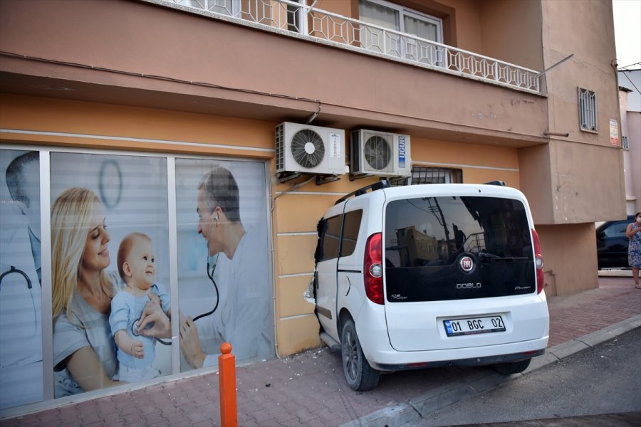 Mersin'de Kontrolden Çıkan Hafif Ticari Araç Sağlık Ocağına Girdi