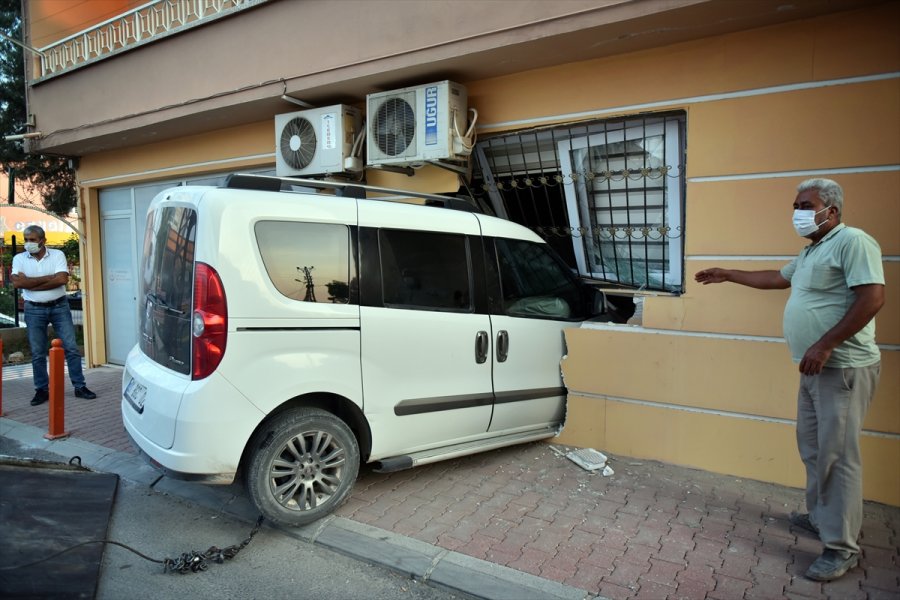Mersin'de Kontrolden Çıkan Hafif Ticari Araç Sağlık Ocağına Girdi