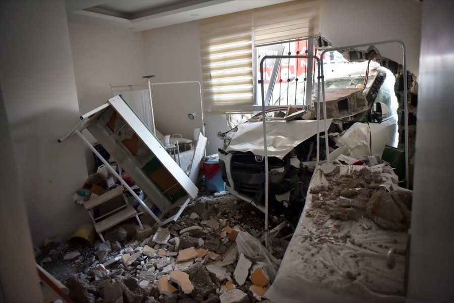 Mersin'de Kontrolden Çıkan Hafif Ticari Araç Sağlık Ocağına Girdi