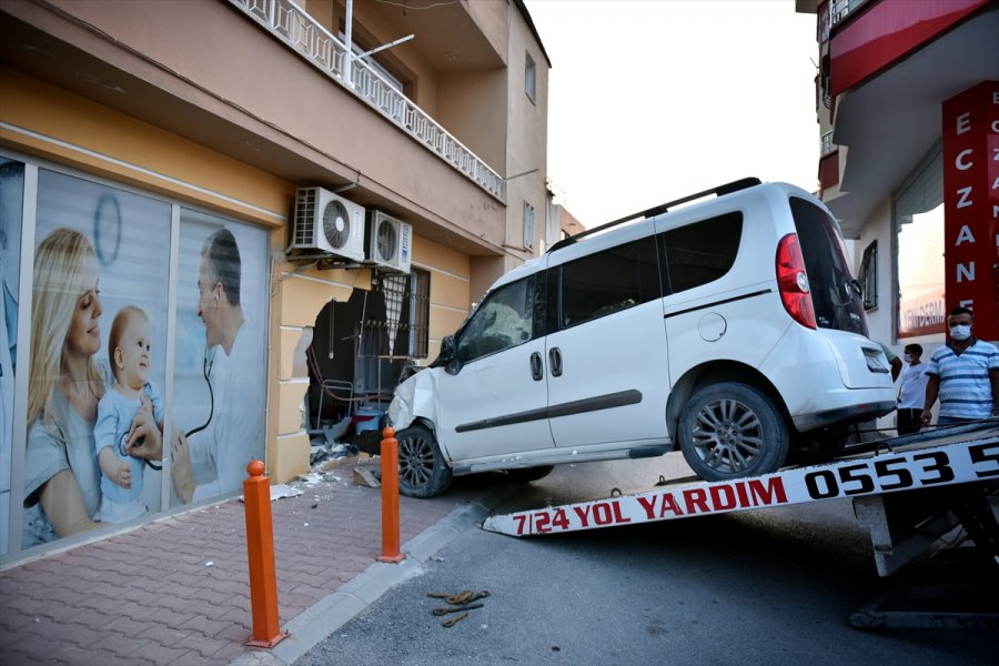 Mersin'de Kontrolden Çıkan Hafif Ticari Araç Sağlık Ocağına Girdi
