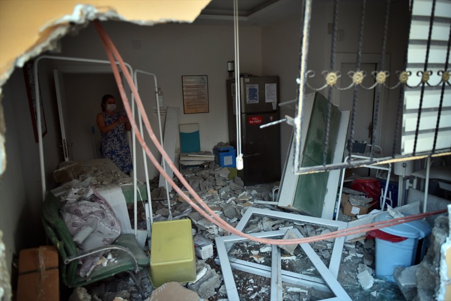 Mersin'de Kontrolden Çıkan Hafif Ticari Araç Sağlık Ocağına Girdi