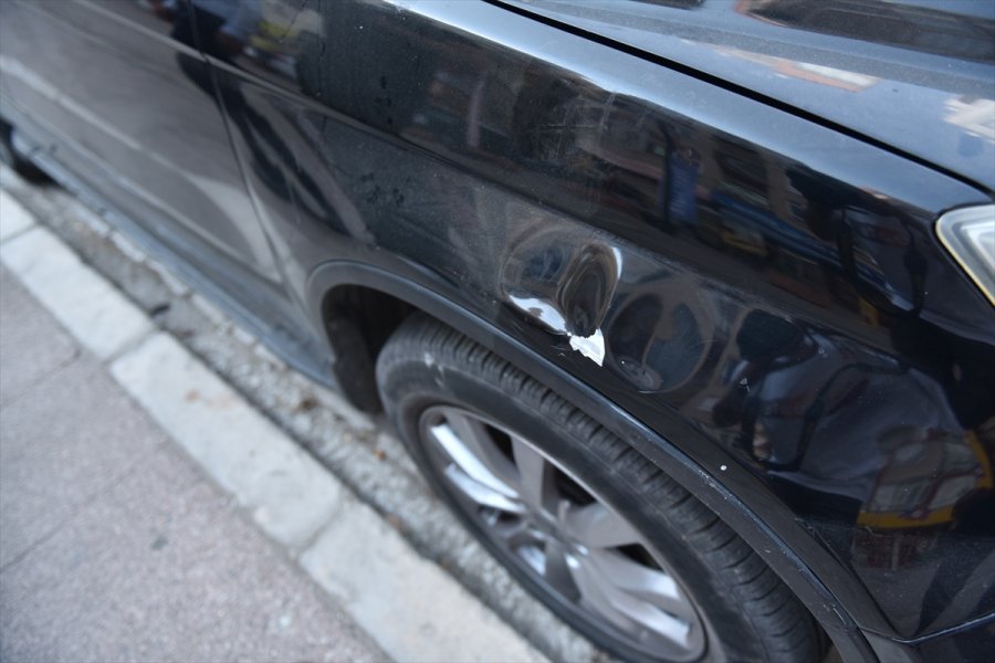 Mersin'de Park Halindeki Araca Zarar Veren Kişi Güvenlik Kamerasında