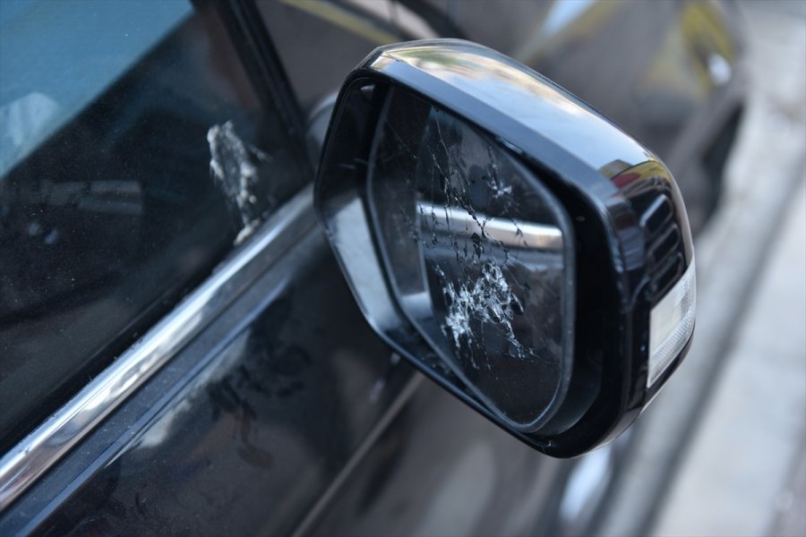 Mersin'de Park Halindeki Araca Zarar Veren Kişi Güvenlik Kamerasında