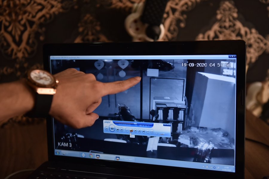 Mersin'de Park Halindeki Araca Zarar Veren Kişi Güvenlik Kamerasında