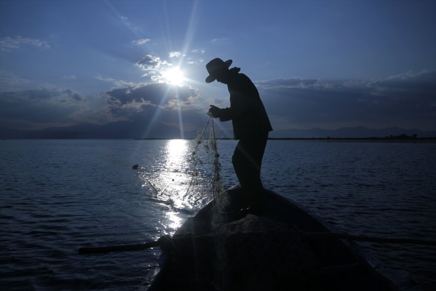 Balıkçıların Gurup Vakti Ağ Serme Mesaisi Kartpostallık Görüntüler Oluşturuyor