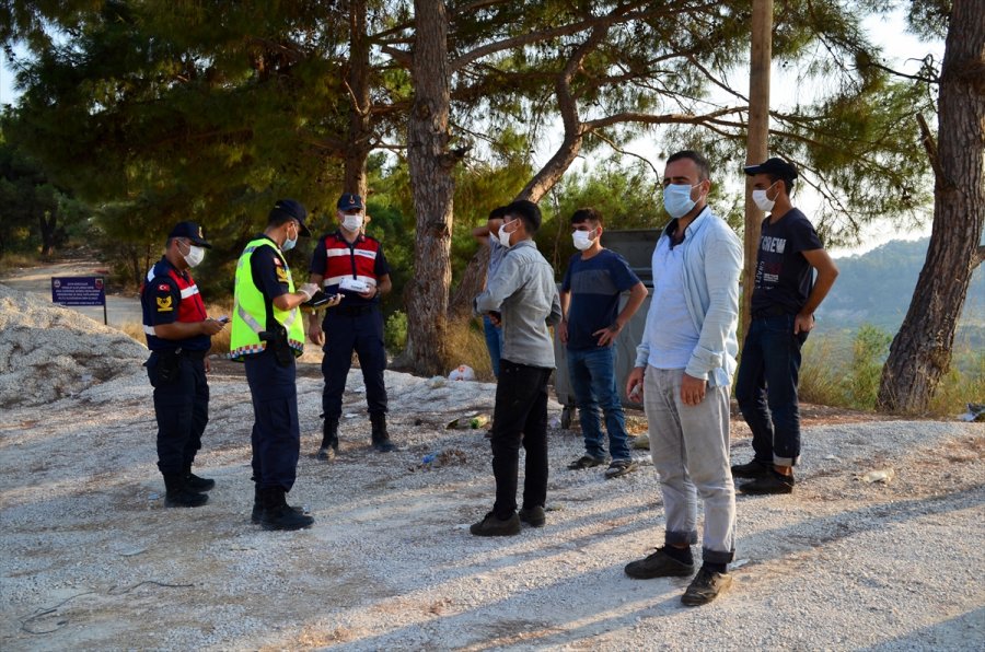 Mersin'de Kamyonet Kasasındaki 14 Kişi Ve Sürücüye Kovid-19 Tedbirlerine İhlalden Ceza