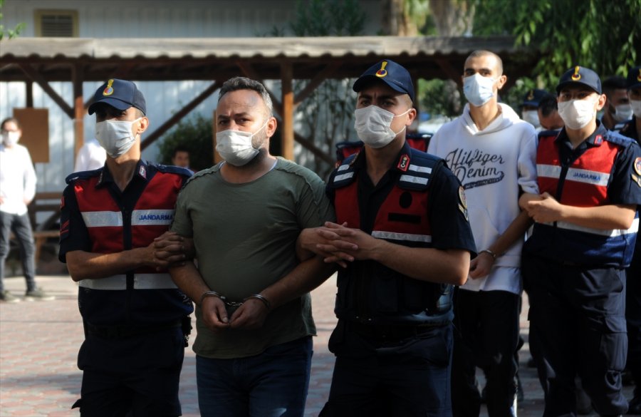 Antalya'da Sahte İnternet Sitesiyle Tatilcileri Dolandıran 15 Şüpheli Yakalandı