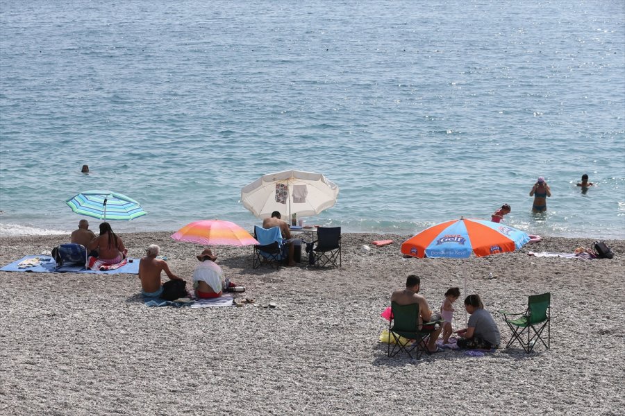 Antalya Sahillerindeki Yoğunluk Sürüyor