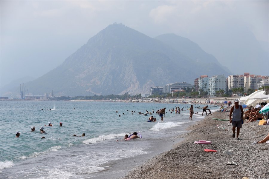 Antalya Sahillerindeki Yoğunluk Sürüyor