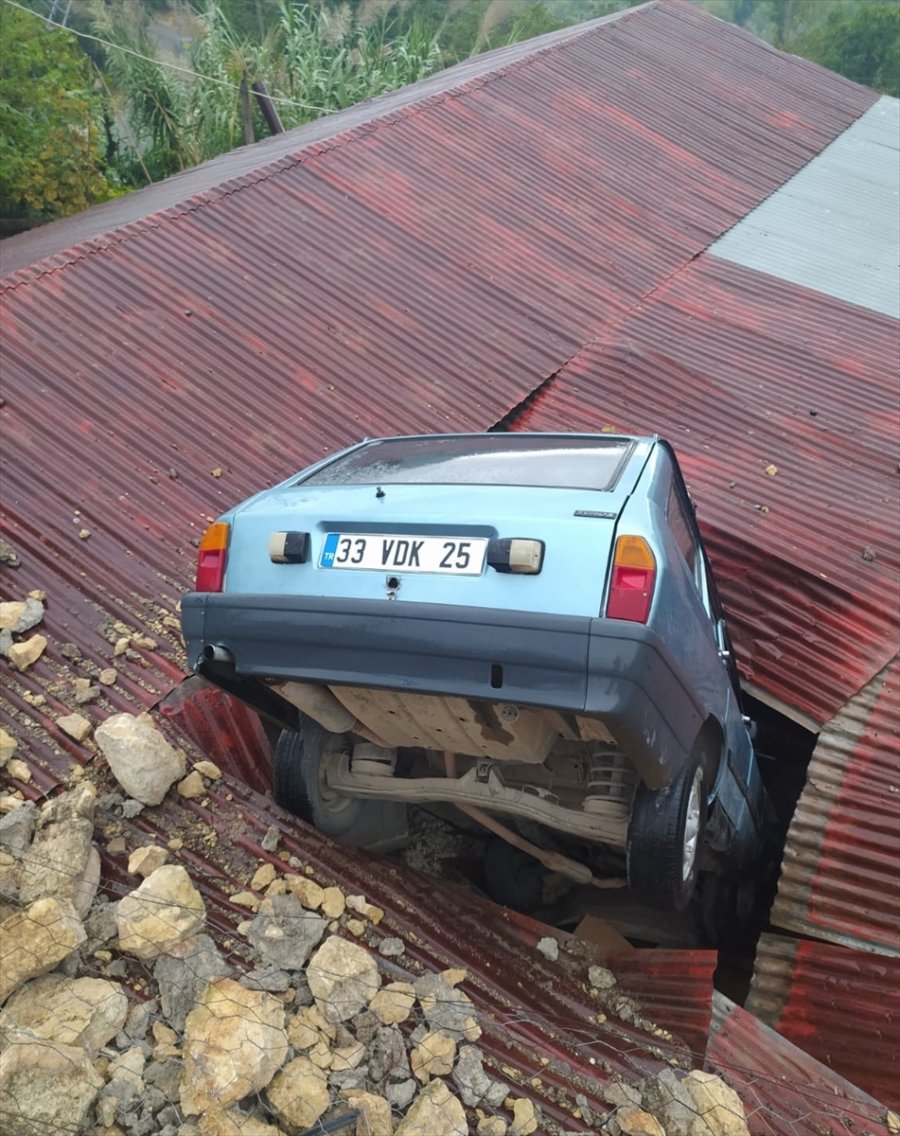 Mersin'de Kontrolden Çıkan Otomobil Evin Çatısına Düştü