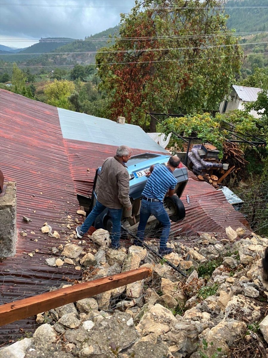 Mersin'de Kontrolden Çıkan Otomobil Evin Çatısına Düştü